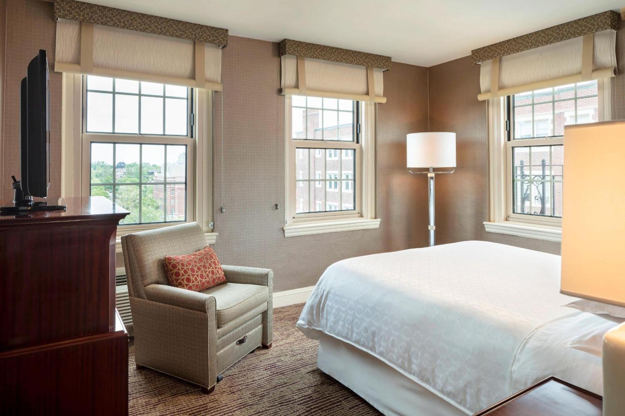 Sheraton Commander Hotel 4*